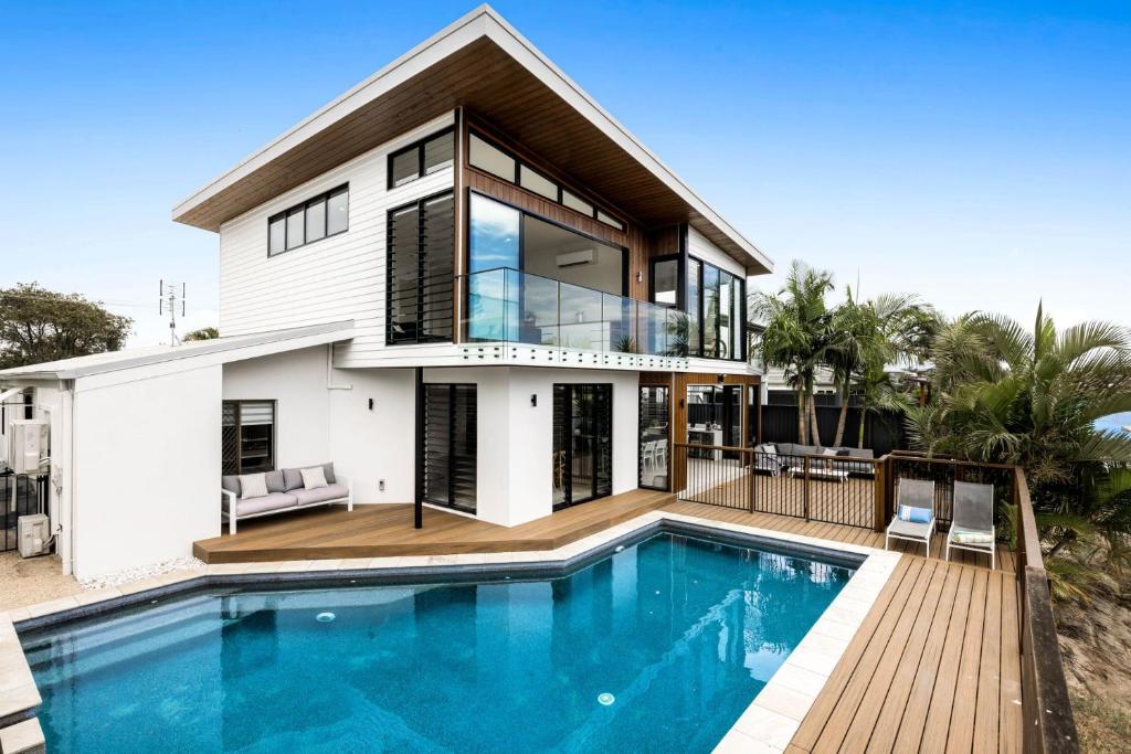 7 Bedroom Newly Renovated Home On 2 Levels - Mooloolaba