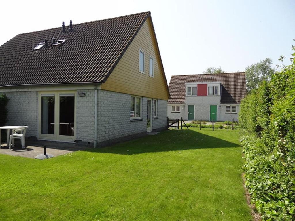 Nice Holiday Home With Garden, On A Holiday Park 200m From The Beach - Goes