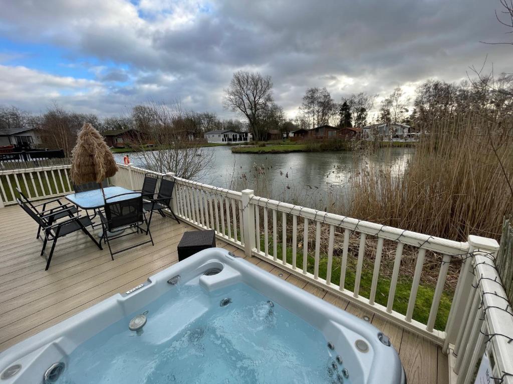 Luxury Lakeside Lodge L2 With Hot Tub @Tattershall - Woodhall Spa
