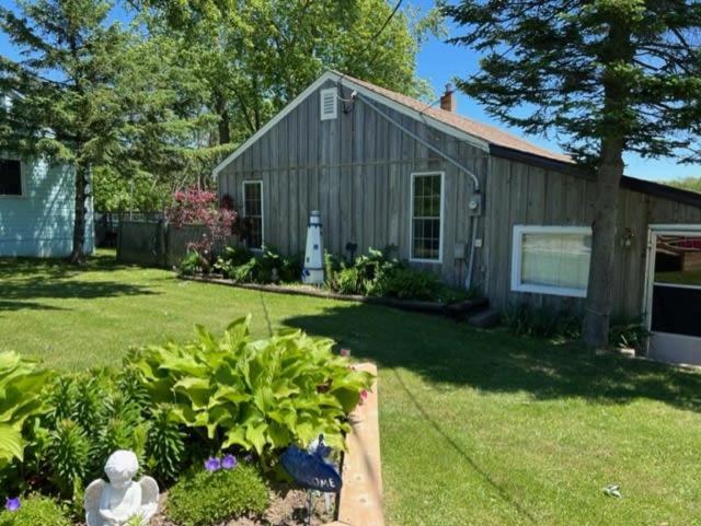 3 Bdrm Country Cottage - Main House - Rosewood Cottages - Southampton, ON, Canada