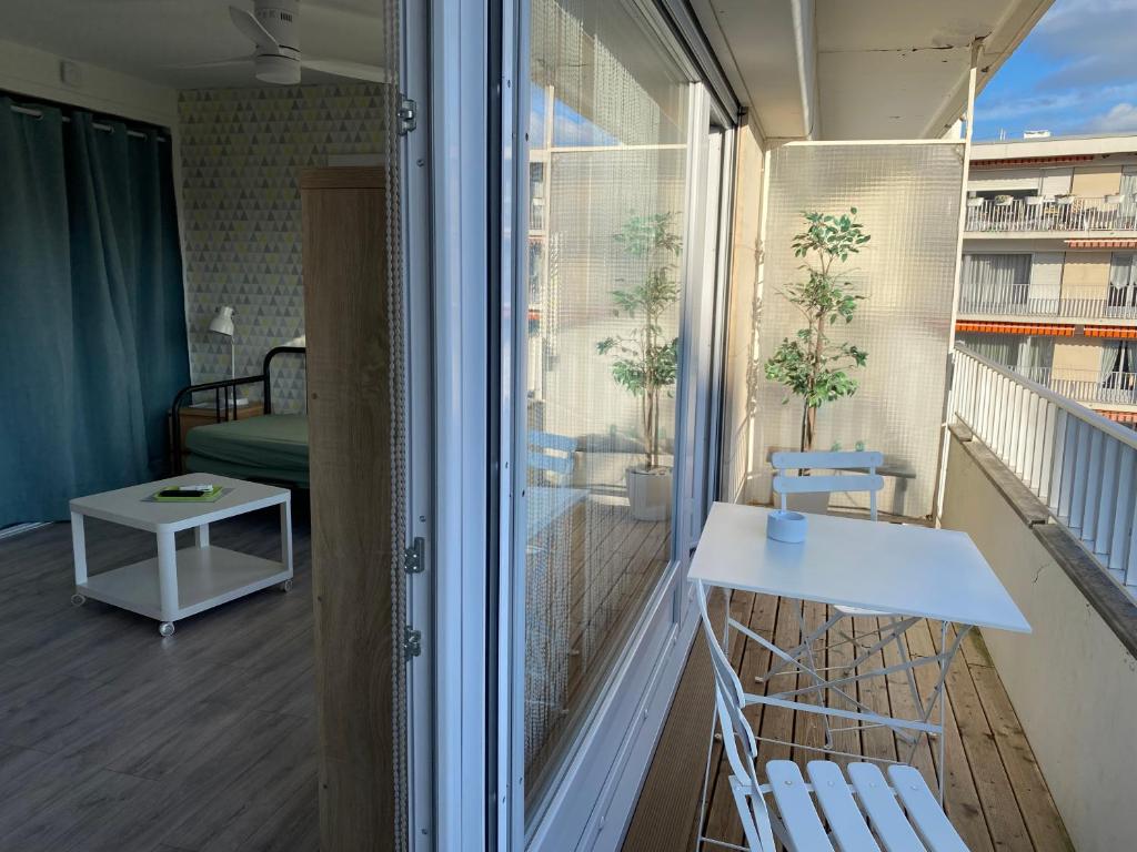 Studio Amicie, près centre, balcon, linge et ménage - Reims