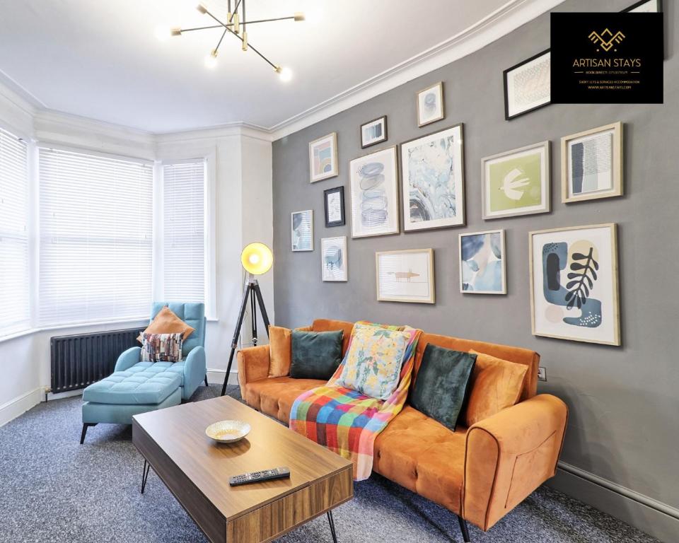 Vintage Vibes 2 Bedroom House Southend-on-sea With Private Parking I Families, Contractors, Insurance - Westcliff-on-Sea