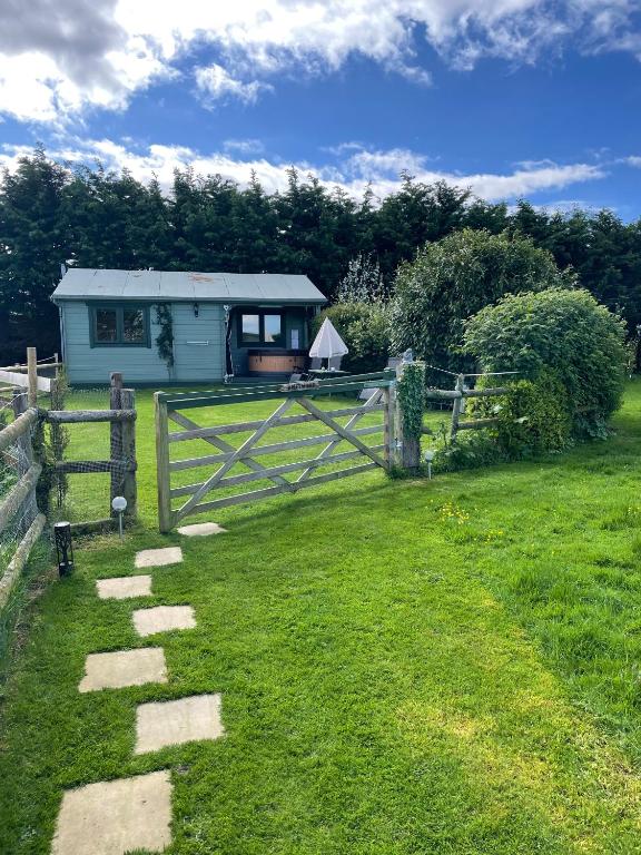 Fab cosy 2 BR cabin on coast w/ private hot tub - Somerset