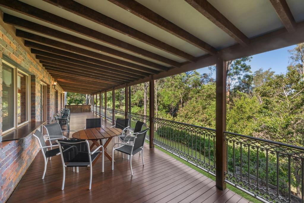 Large Family Home In Quiet Natural Setting Among The Gum Trees - Ipswich