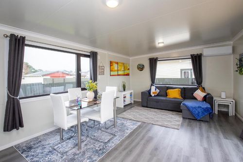 Best large villa rentals in Westport, New Zealand on cozycozy