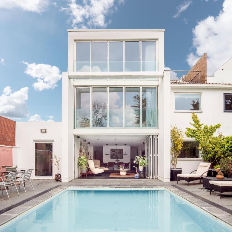 Cubic House With Outside Pool - London