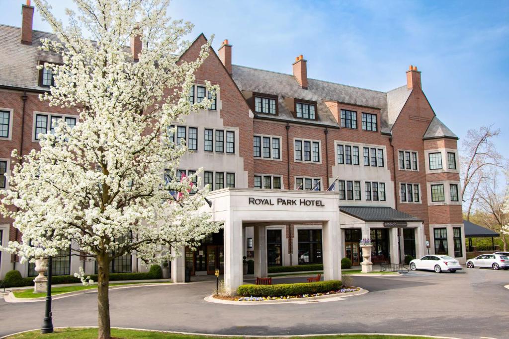 Royal Park Hotel - Sterling Heights