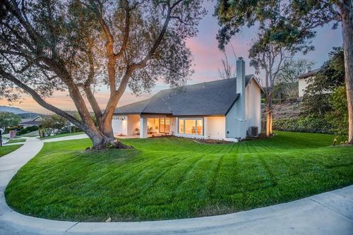 Best large villa rentals in Simi Valley, CA on cozycozy