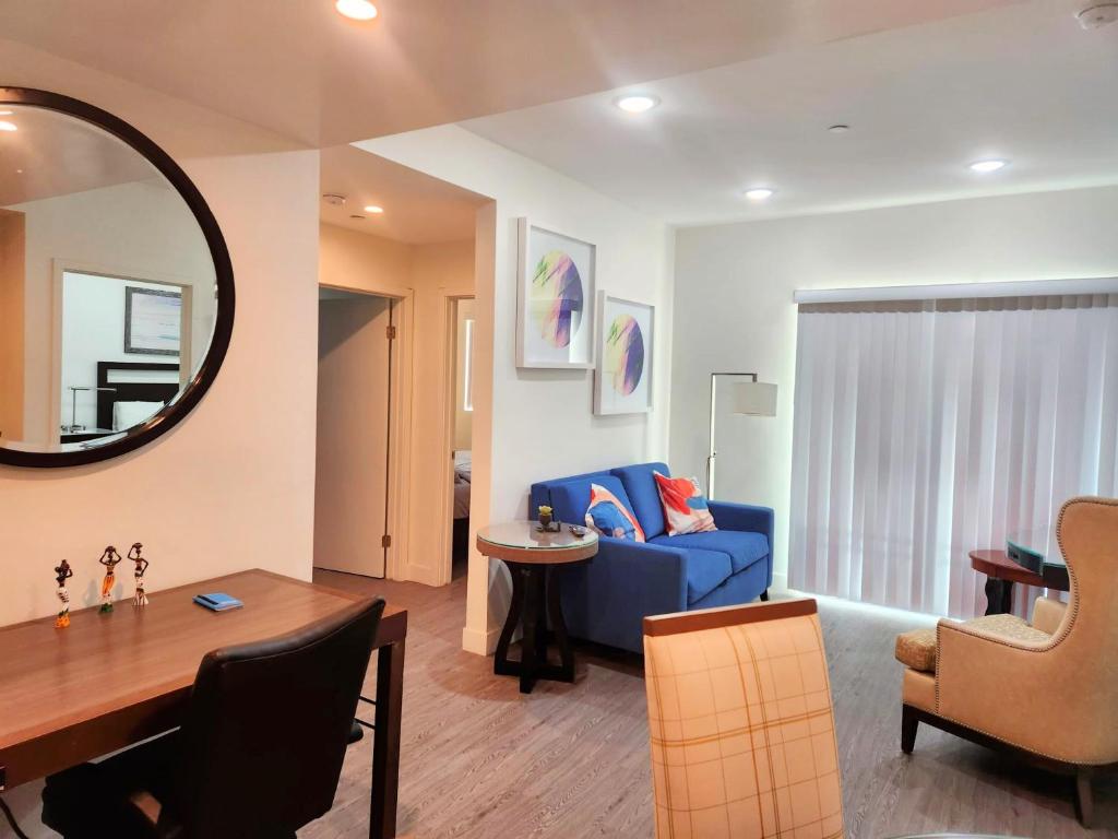 Spacious Apartments In Hollywood- Ideal For Long Term Stays - Los Ángeles, CA