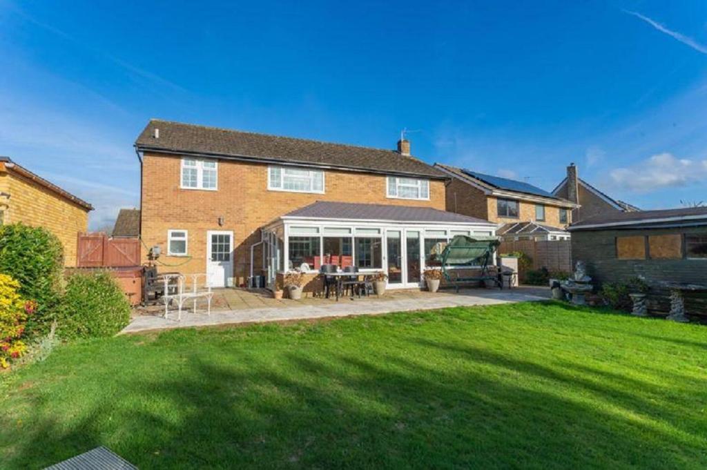 Kennedy Villa - 5 Bed House With Hot Tub - Oxfordshire