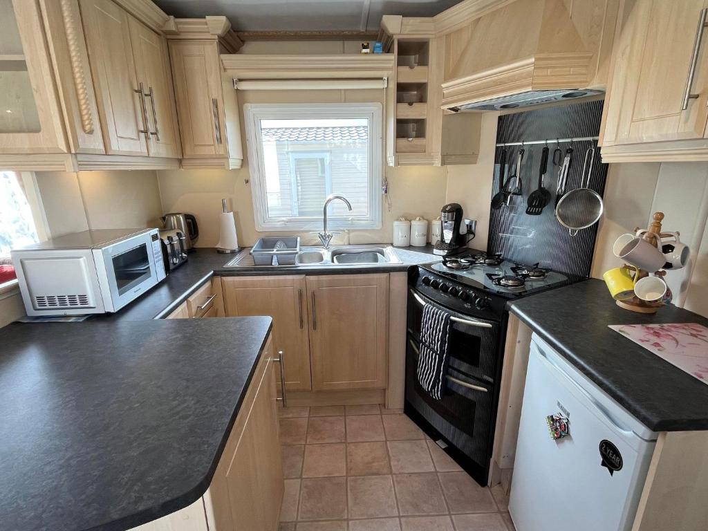 Eagle 63, Scratby - California Cliffs, Parkdean, Sleeps 8, Pet Friendly, Onsite Entertainment And Pool - 2 Minutes From The Beach! - Caister-on-Sea