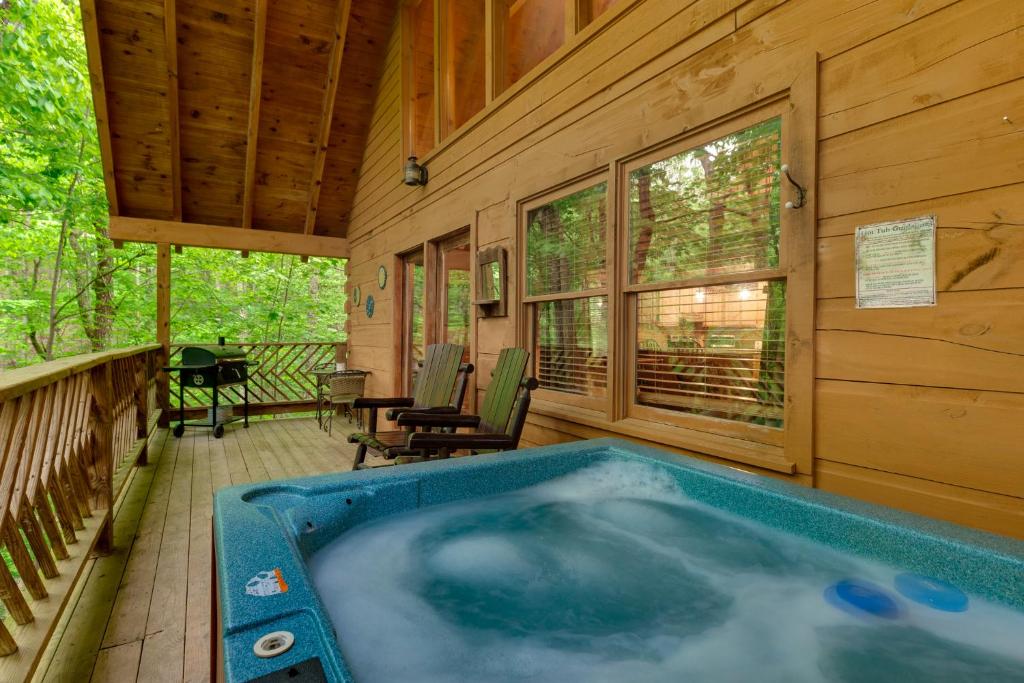 Above Ole Smoky's Clouds | Hot Tub, Pool Table, Near Ober - Pigeon Forge, TN