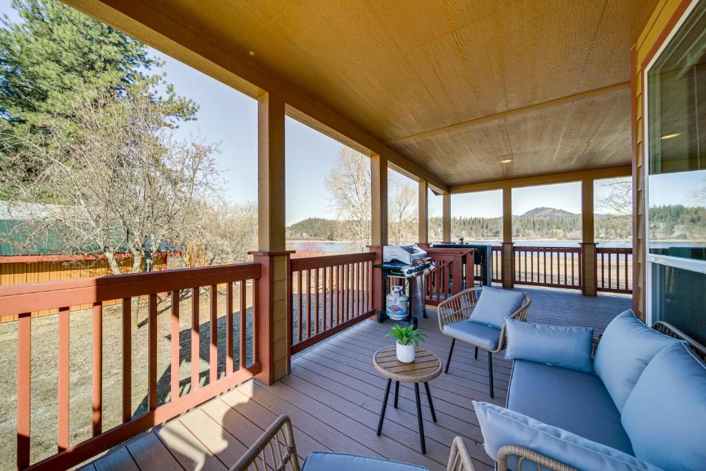Newport Riverfront Home With Deck And Fire Pit! - Mystic Lake, Washington