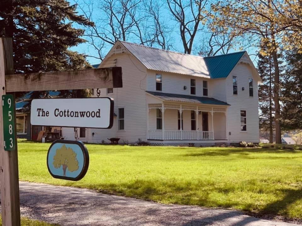 The Cottonwood Inn B&b - Glen Arbor