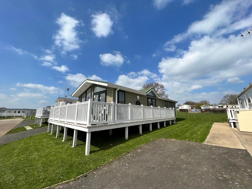 2 Bedroom Lodge Th35, Nodes Point, St Helens, Isle Of Wight - Bembridge