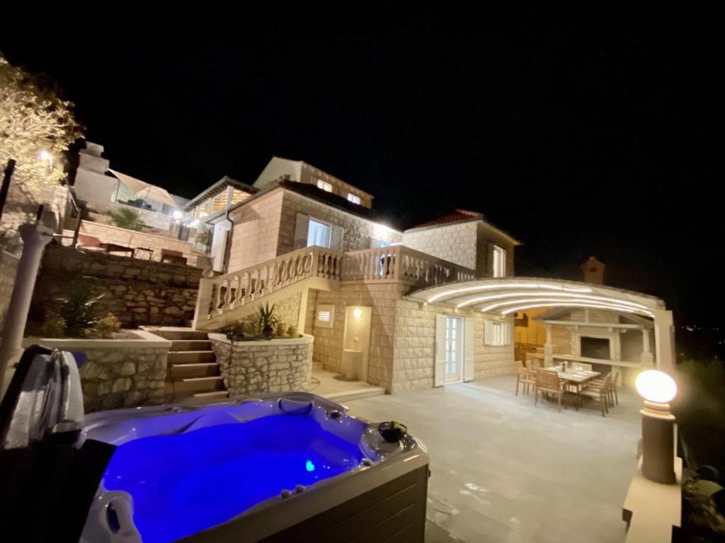 Villa Fjera With A Sea View, Hot Tubs, Terrace, Bbq - Mimice
