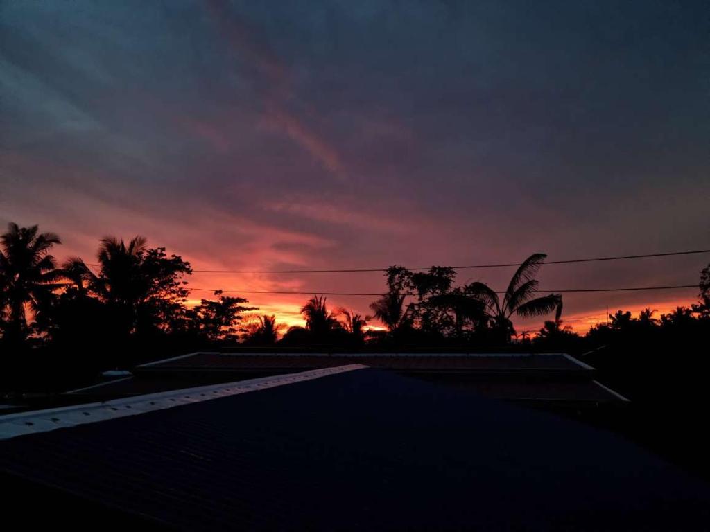 3br House With Sunrise & Sunset View - Toledo City