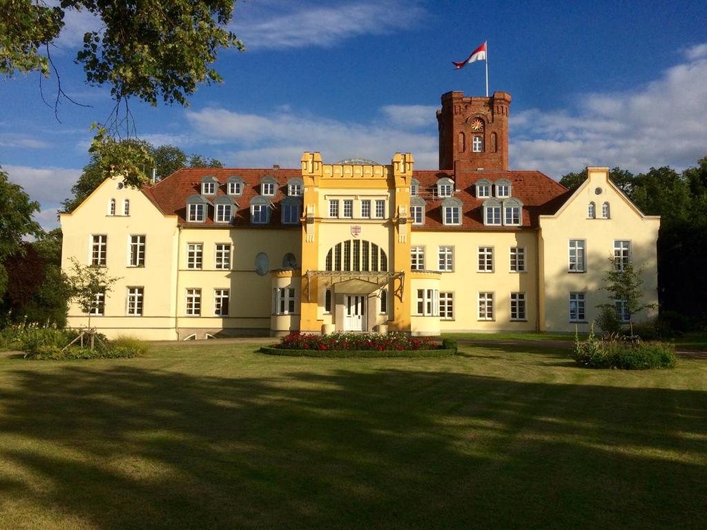 Schloss Lelkendorf - Fewo Parkblick - Mecklenburgische Seenplatte