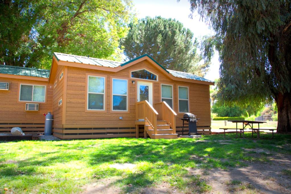 Soledad Canyon Wheelchair Accessible Cottage 16 - Magic Mountain, CA