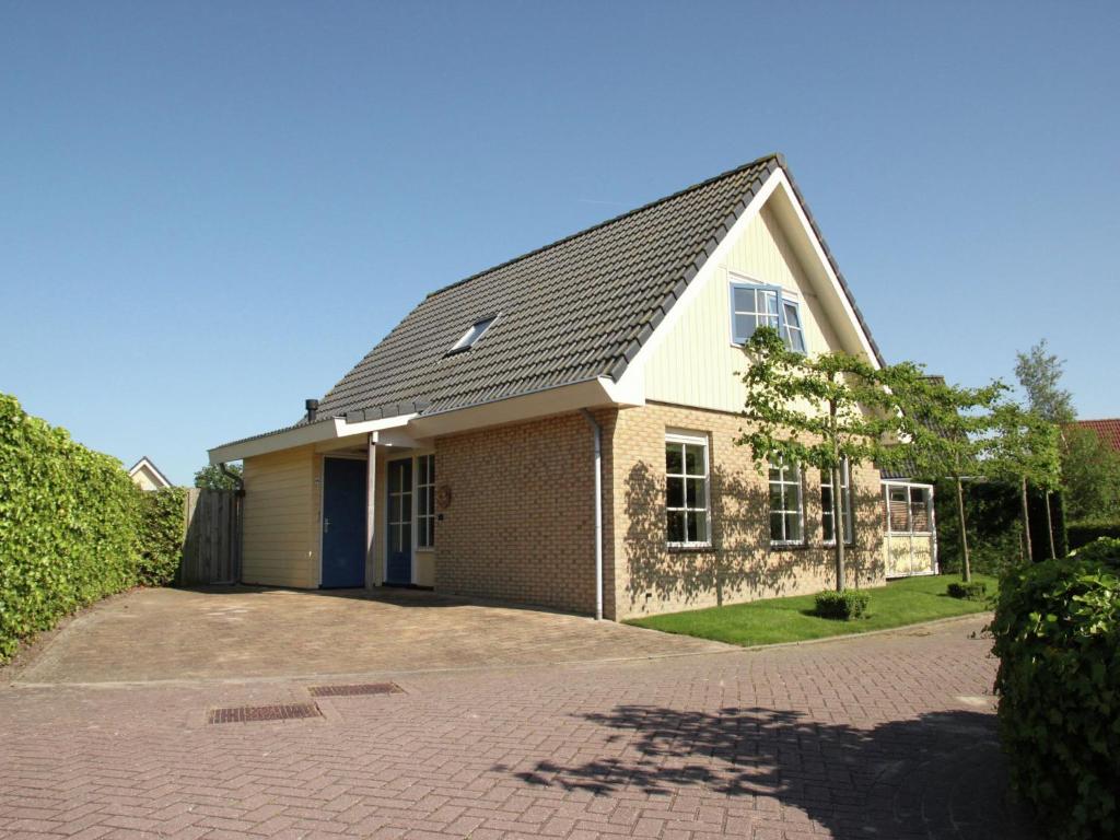 Attractive Detached Holiday Home In Small Scale Holiday Park - Groet