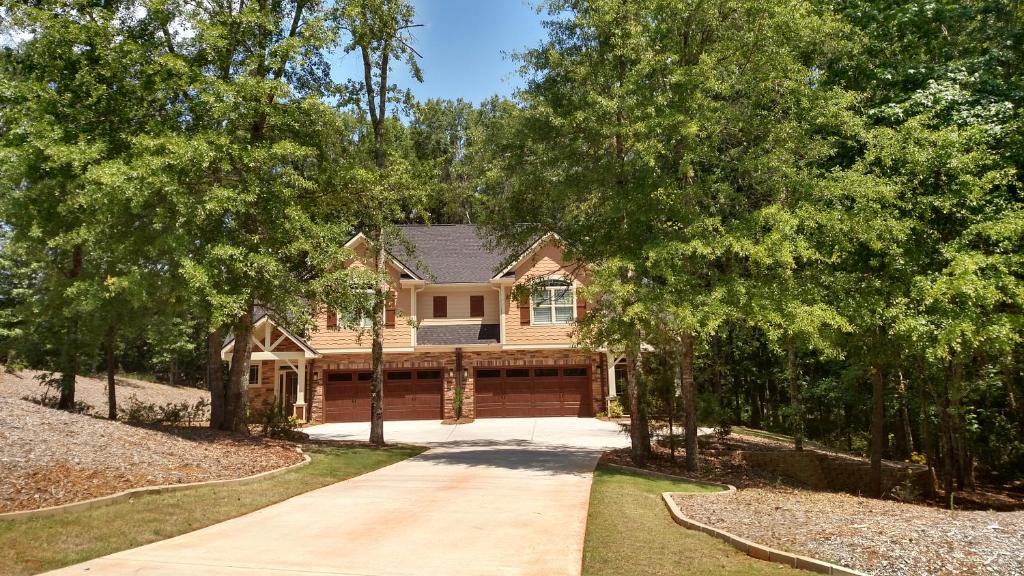 Gorgeous 3 Bedroom Townhome Located On Estate Lot - Peachtree City, GA