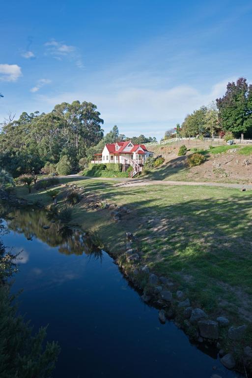 Crabtree Riverfront Cottages - Riverfront Relaxation - Huonville