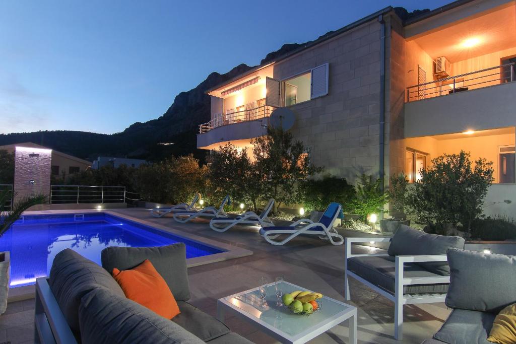 Holiday House Makarska For 1 - 8 Persons With 3 Bedrooms - Holiday House - Makarska