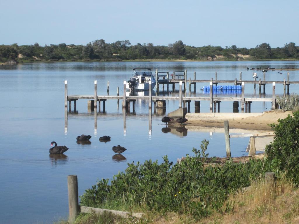 Lakes Entrance Waterfront Cottages With King Beds - Lakes Entrance