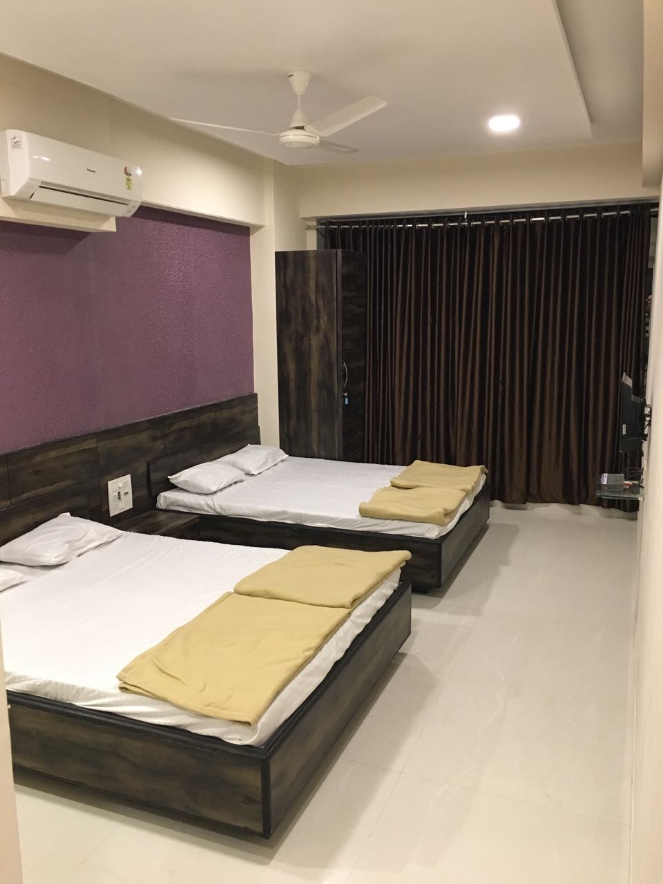 Deluxe Rooms Stay In A Best Hotel In Surat - 수랏