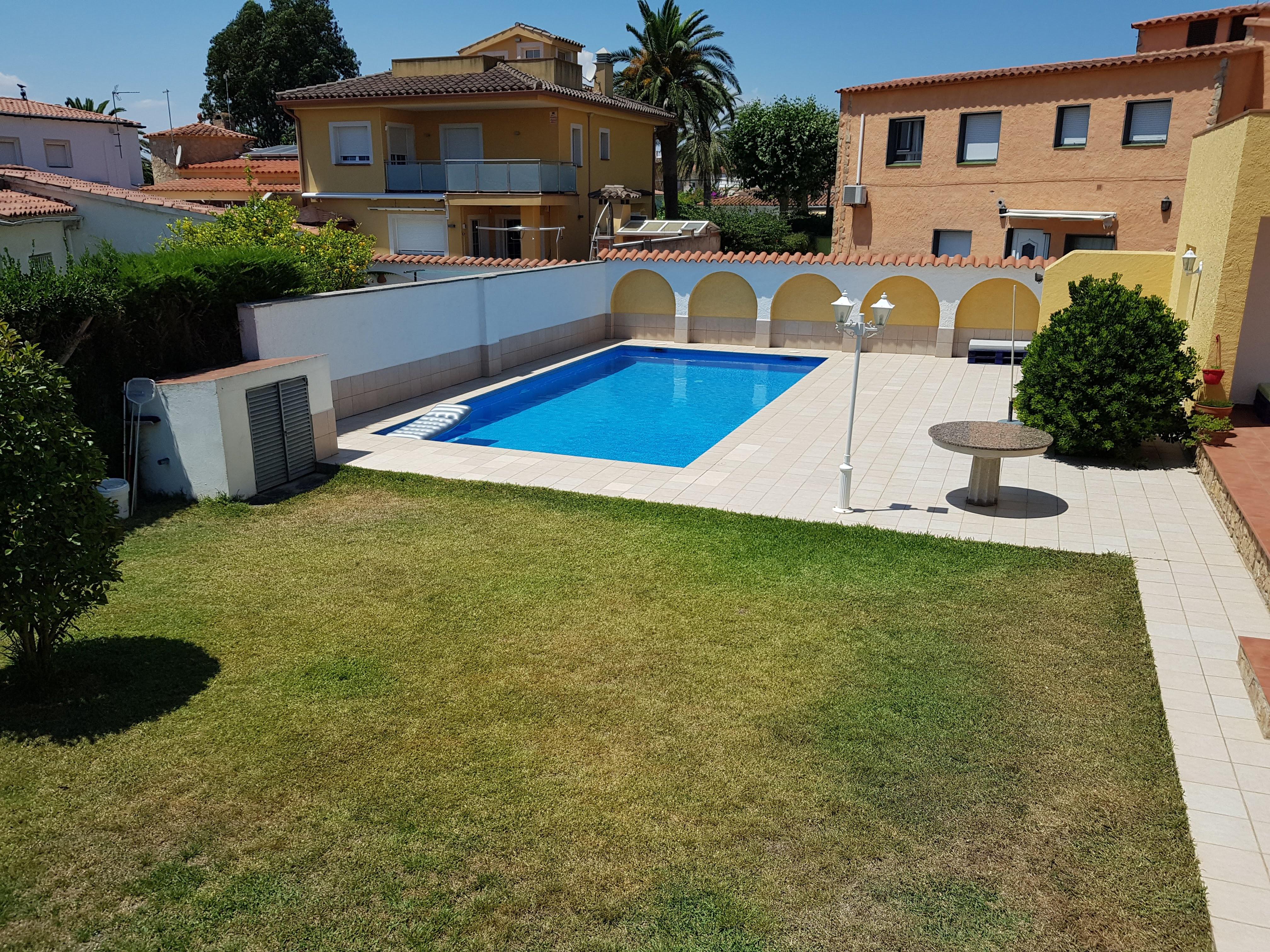 B'familiar And Friendly Property. Price For 1 Person' - Empuriabrava