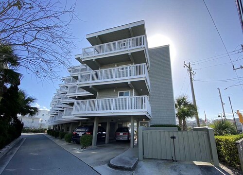One Bedroom Condo With Ocean Views And Just Steps To The Beach!! - Hampstead, NC