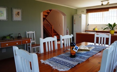 Ideally Located With Views - 100m To Beach, 1 H To Cape Town, South Africa - Pringle Bay
