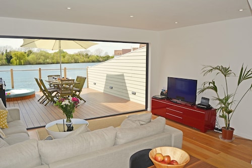 Stylish New England Lakeside Retreat In The Cotswold Water Park With Hot Tub - South Cerney