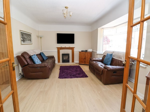 11 Overdale Avenue, Pet Friendly, With Open Fire In Heswall - Wirral