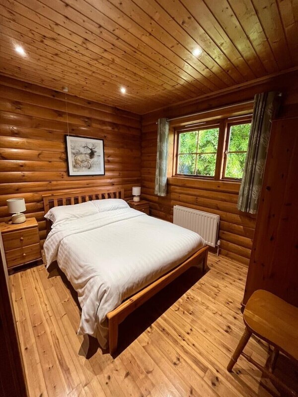 'Ash' Beautiful Log Cabin With Private Hot Tub - Herefordshire