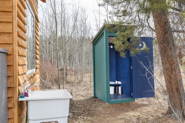Tiny House On Urban Farm-glamping - Whitehorse, Canada