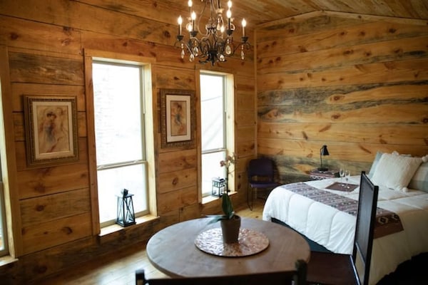 2 Bedroom Cabin W/hot Tub Surrounded By Big Thicket National Preserve.  Private! - Beaumont, TX