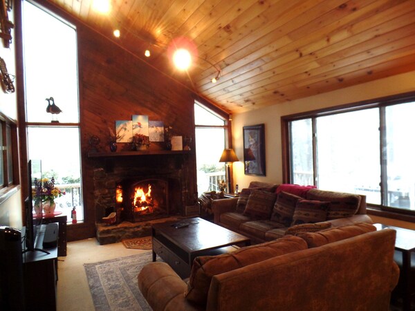 Spacious Ski Lodge In Killington With Game Room And Wood Burning Fireplace. - Killington, VT