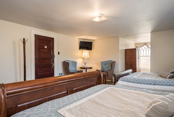The Marshall | Historic Victorian Inn Room - Ohiopyle, PA