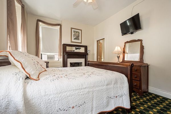 The Lincoln | Historic Victorian Inn Room - Farmington, PA