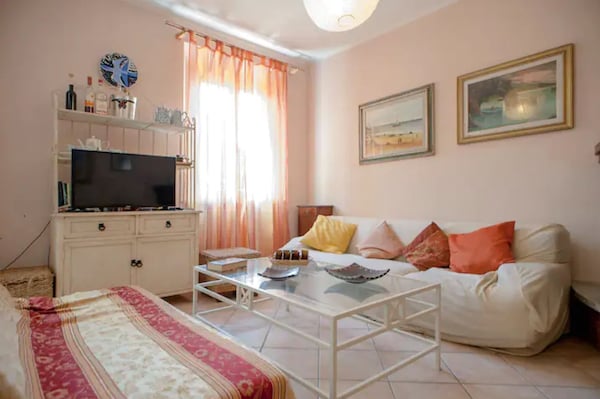 Detached House With Enclosed Garden, In A Quiet But Central Location - Cecina
