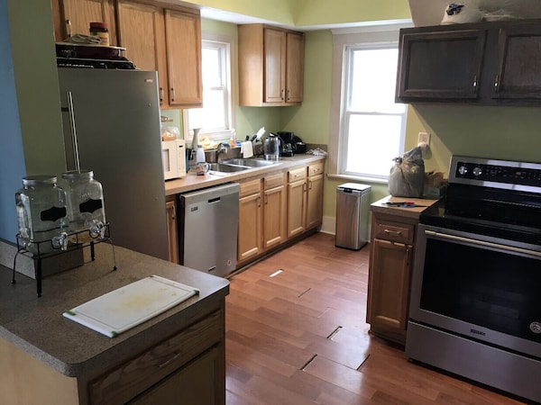 Monthly Rental - Luxurious 3 Bedroom House Close To Downtown Cleveland - Shaker Heights, OH