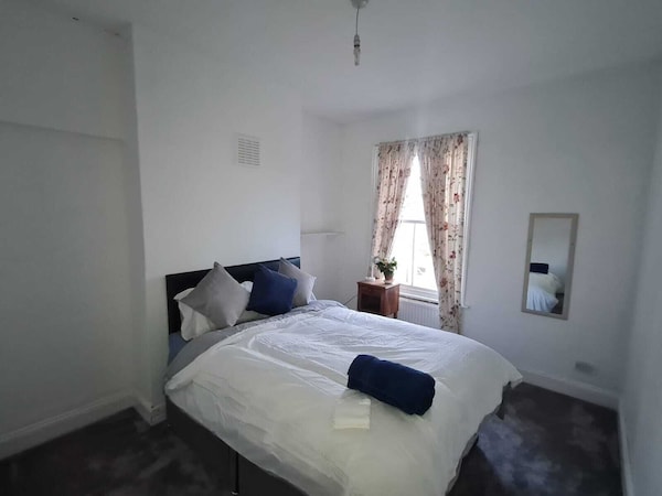 Three Bedroom House- Self Contained - Bromley