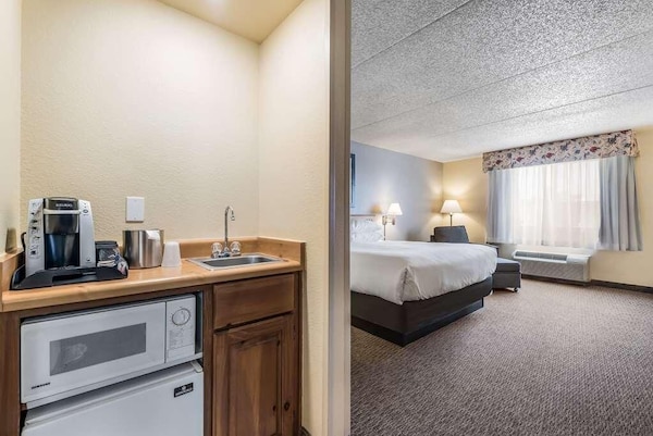 Pet-friendly Unit With Free Wifi, Free Parking, Pool, And Breakfast! - Goodyear