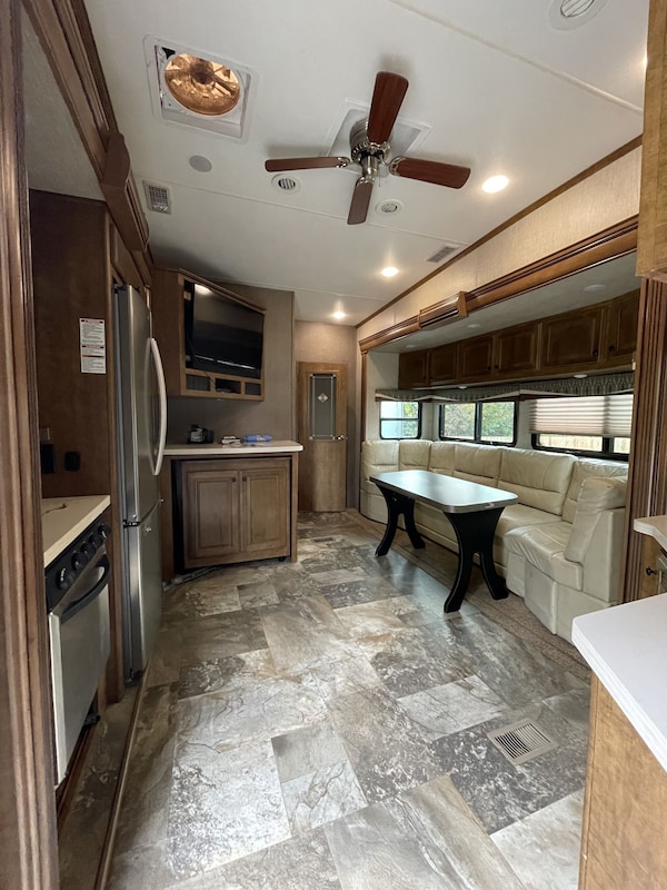 Luxury 5th Wheel For Overnight Stay - Forks, WA