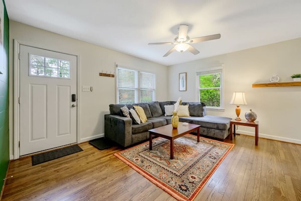 Cozy 3 Bedroom Cottage With Huge Fenced-in Yard - Raleigh, NC