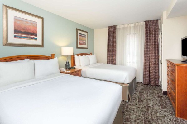 Perfect Location For Your Next Getaway! Convenient Suite W\/ Free Breakfast, Pool - Roswell, GA