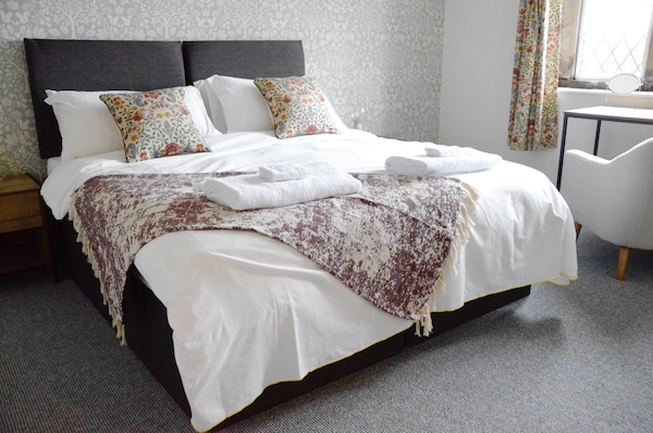 Apartment 2 - King Size With En-suite, 1 Sofabed - Tetbury