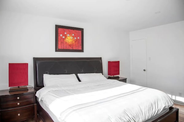 Big & Luxurious, Free Parking, King Size Bed, Tv - Longueuil
