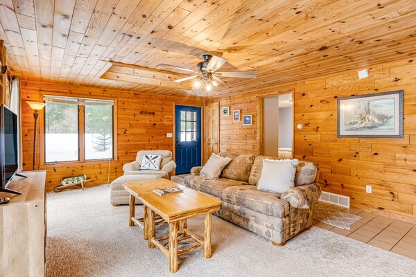 Lakefront, Dog-friendly Home With Dock, Kayaks, Deck, & Washer/dryer - Eagle River, WI
